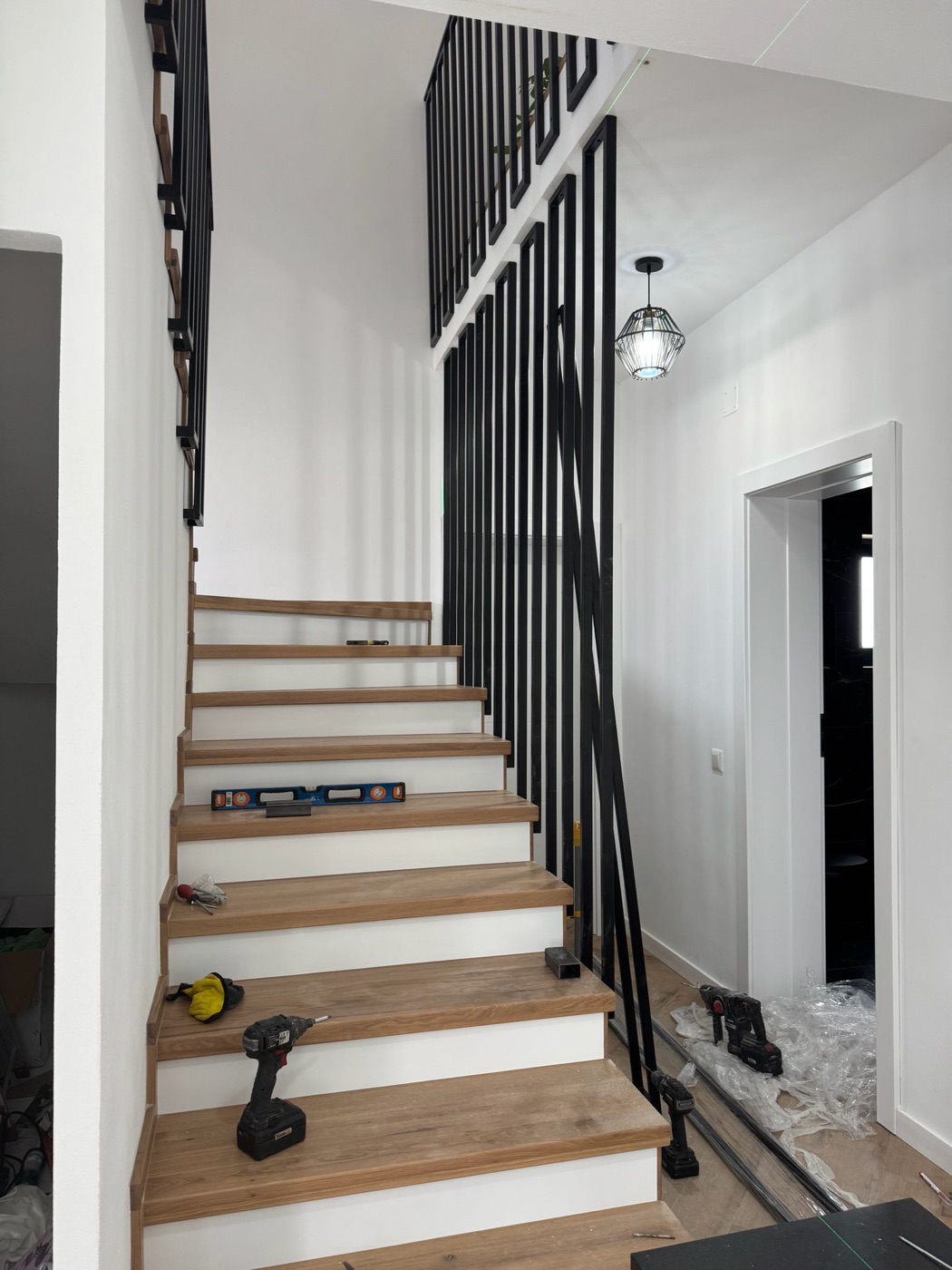 Balustradă verticală din profile metalice negre ca separator interior