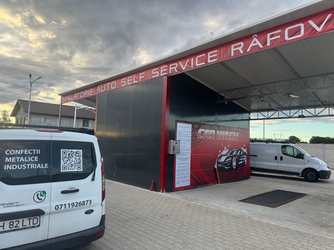 Hală industrială livrată cu duba Metal Bizz parcată în față