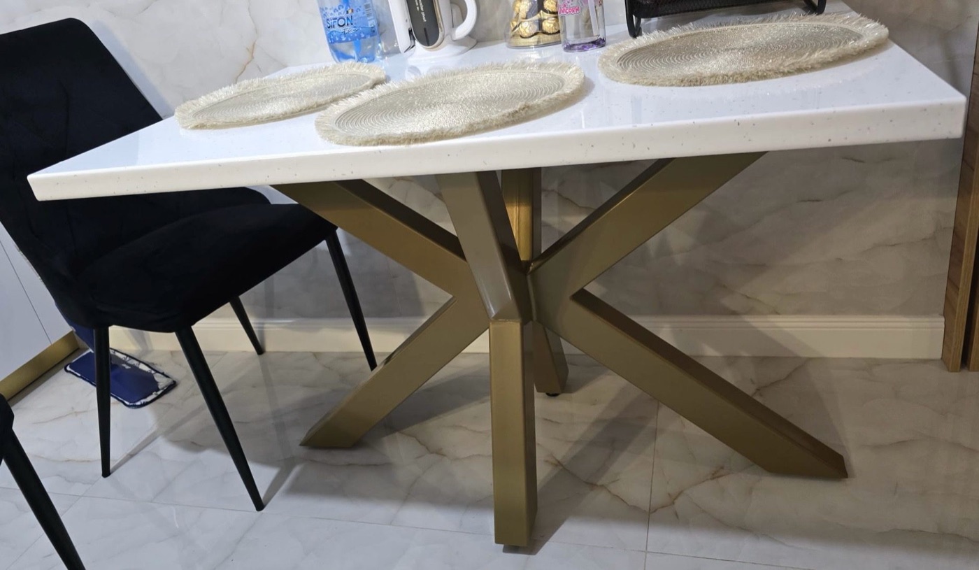 Masă cu picioare metalice aurii