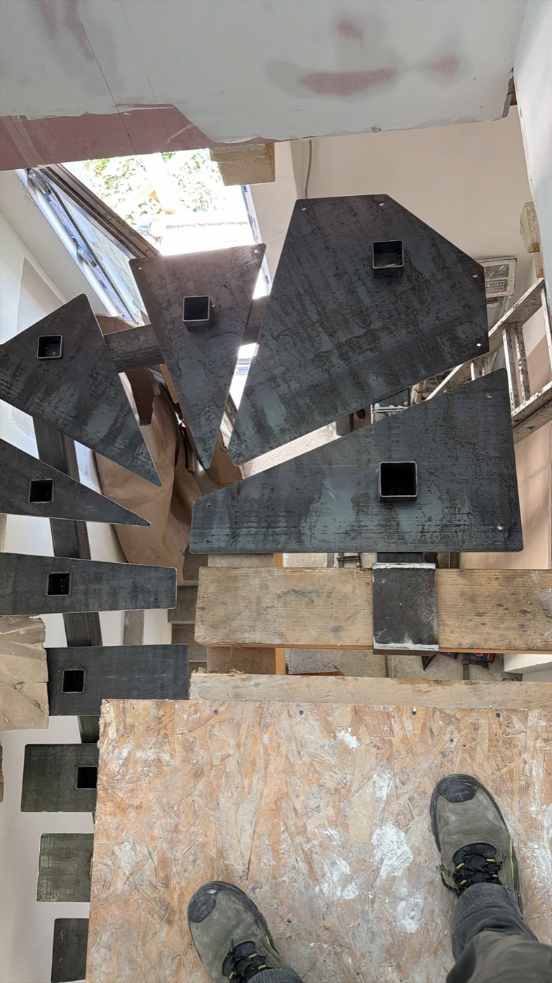 Scară metalică interioară — structură portantă din profile sudate