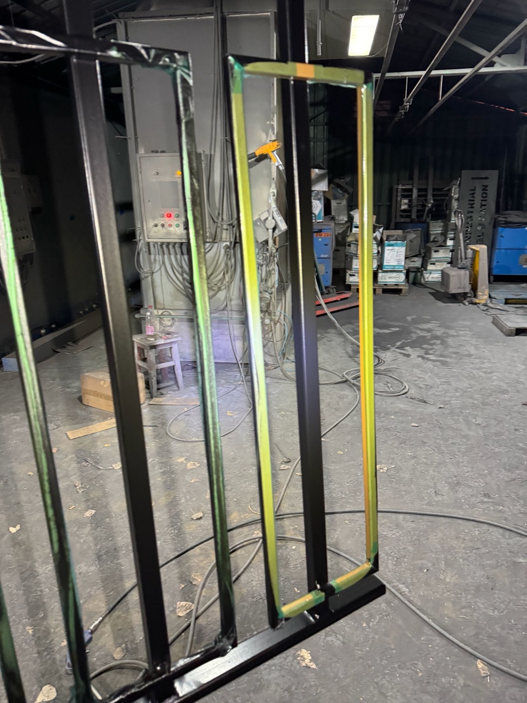 Rame metalice cu vopsea verde proaspăt aplicată în atelier